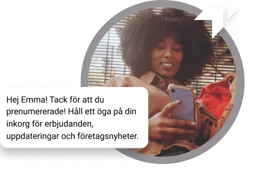Lockig flicka som sitter på golvet och kollar på sin telefon efter ett "Tack"-meddelande mottaget för hennes prenumeration