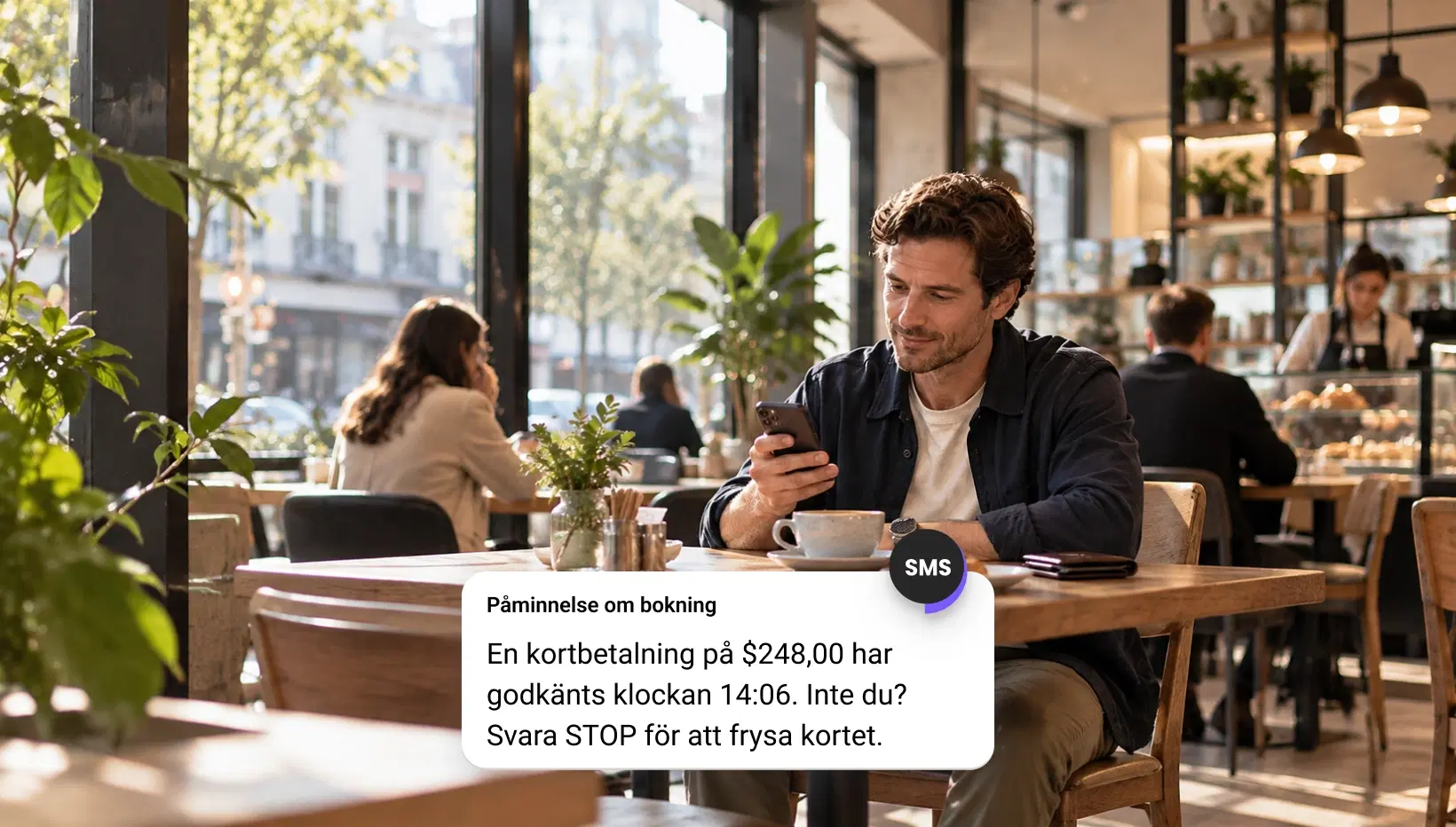 Kund som anger en engångskod via sms för att verifiera ett nytt konto
