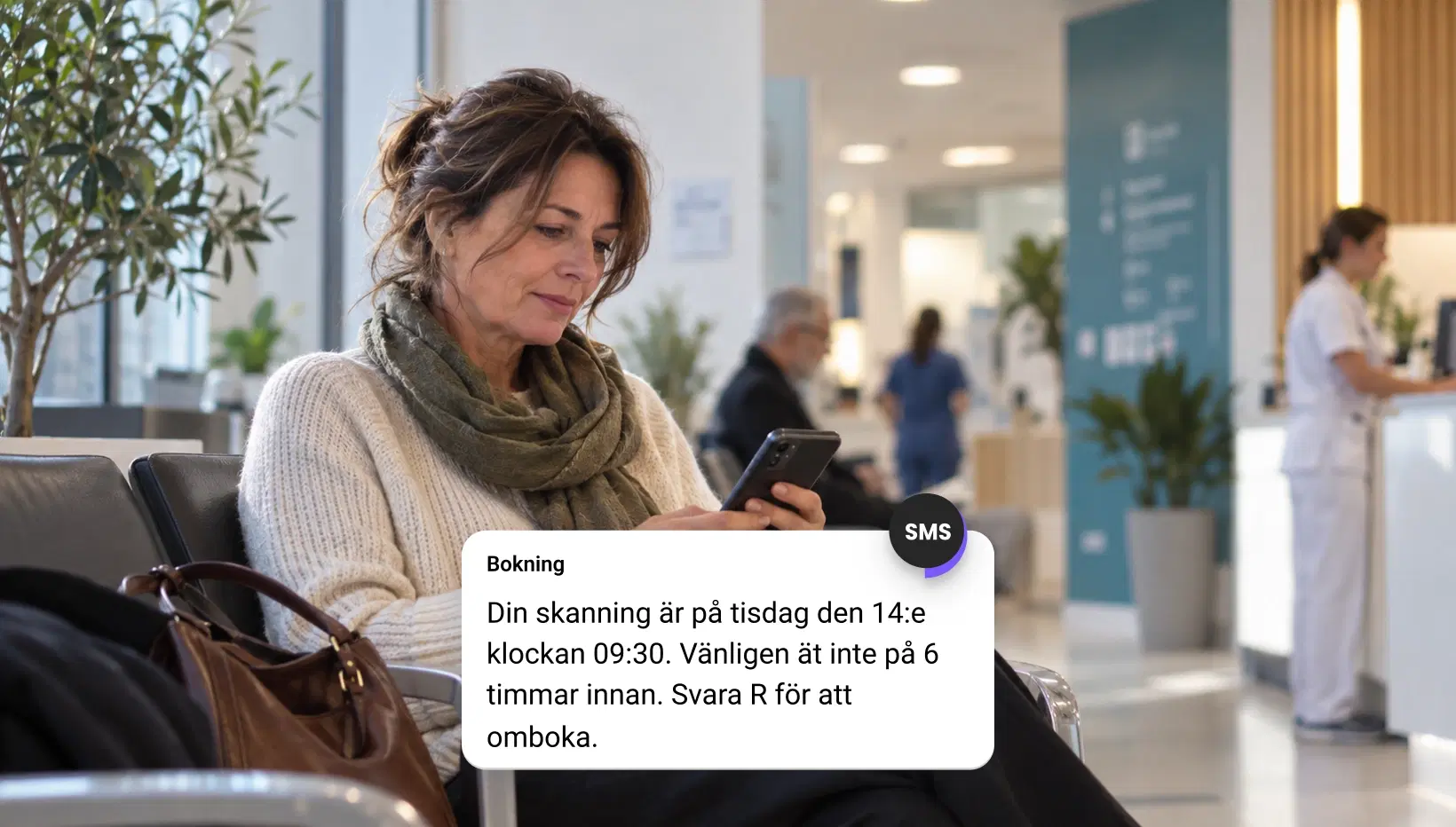 Tandvårdsreceptionist som svarar på en patients textmeddelande i meddelandeinkorgen