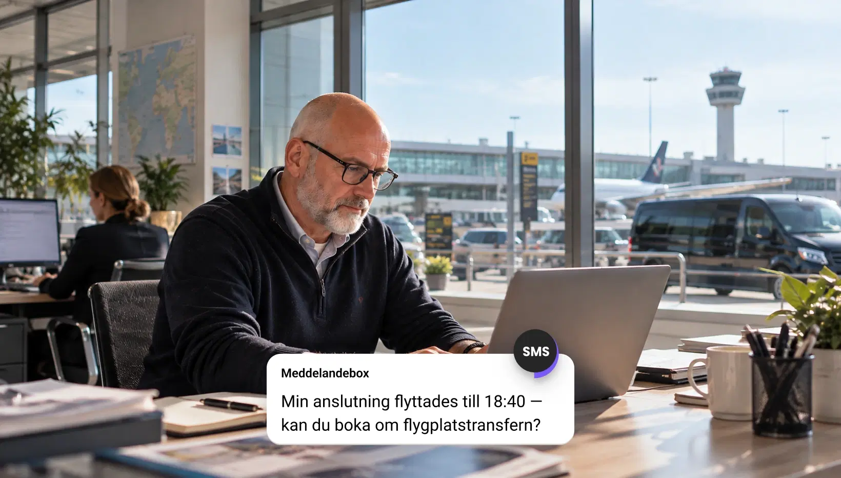 Bud som levererar ett paket efter en leveransuppdatering via sms