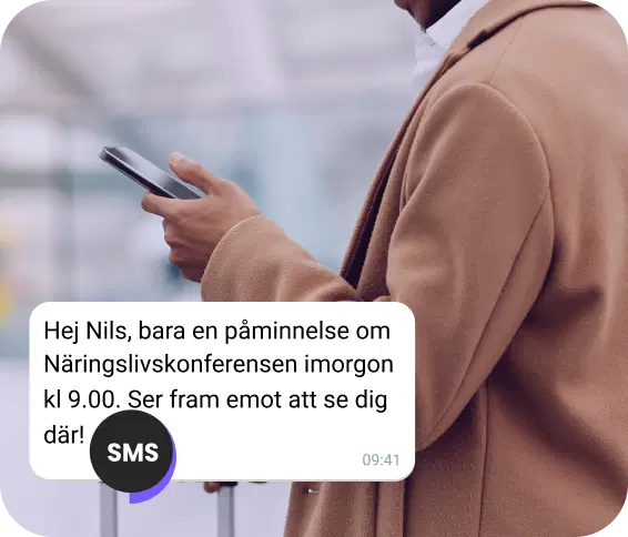 Man på gatan som läser en påminnelse om möte med SMS