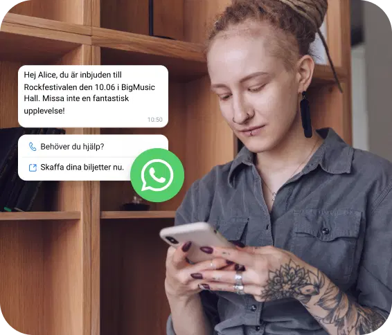 Tjej med tatuering kollar efter en inbjudan till en rockfestival via WhatsApp