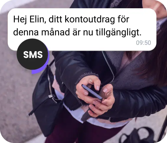 Flicka på gatan som får ett faktureringsutdrag via SMS