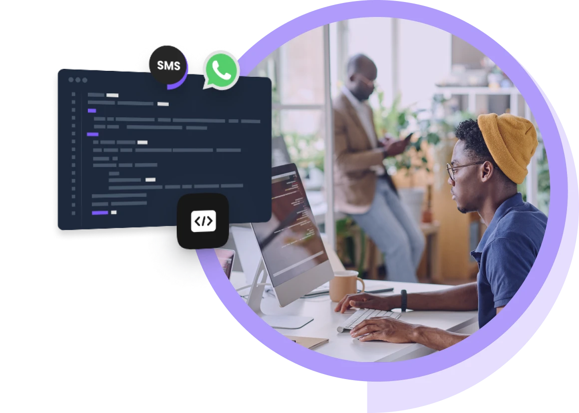 Utvecklare på kontoret som arbetar med integrering av meddelande-API för WhatsApp och SMS