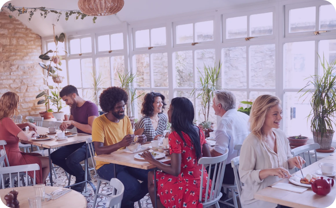 Människor som äter lunch på en restaurang som använder TopMessage för kommunikationsplattform