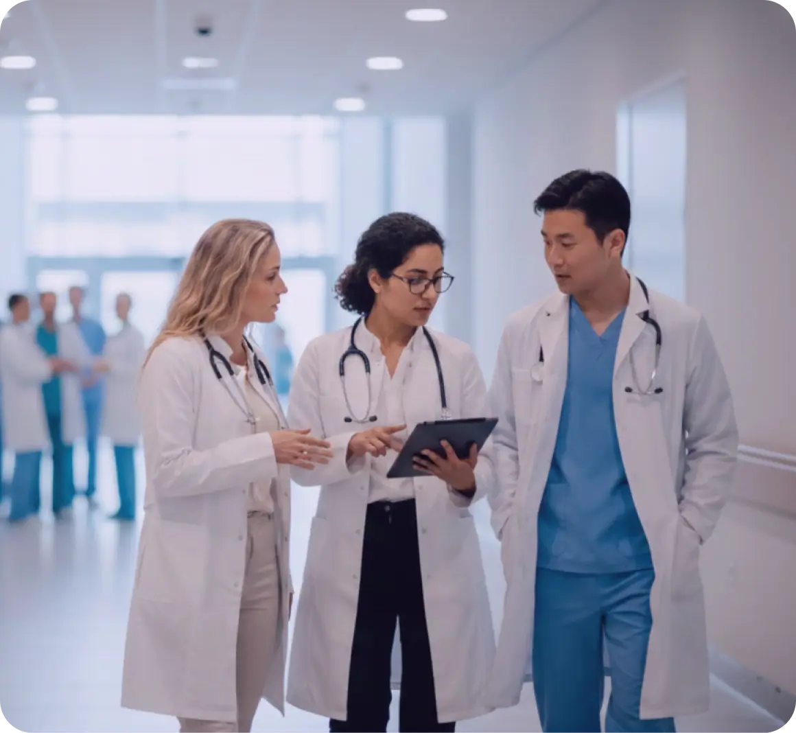Läkare på ett sjukhus som diskuterar patientvård och arbetsplaner tillsammans.