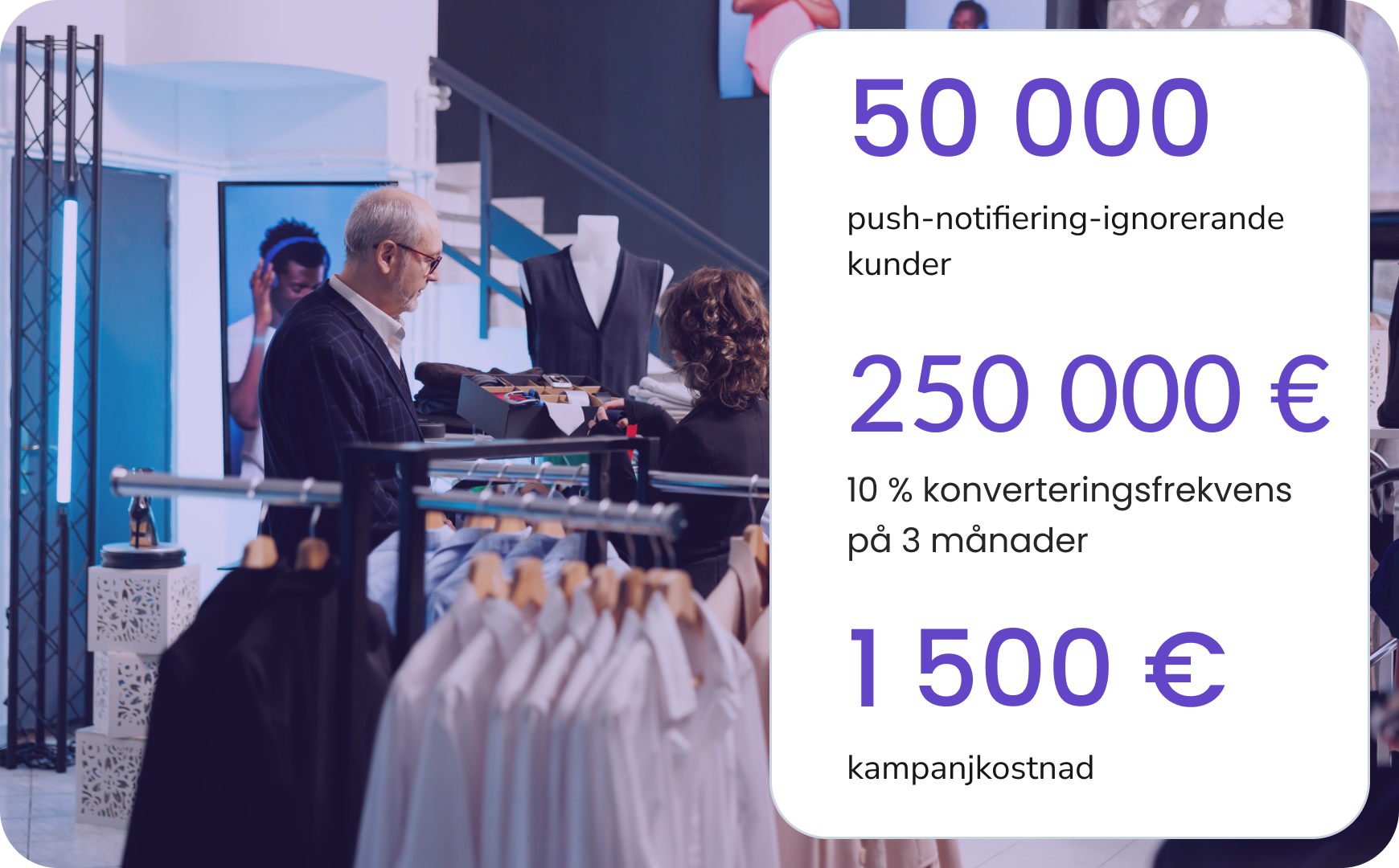Man som väljer ett bälte i en klädbutik som använder TopMessage för affärsmeddelanden