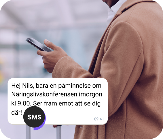 Man på gatan läser en SMS-påminnelse om en tid